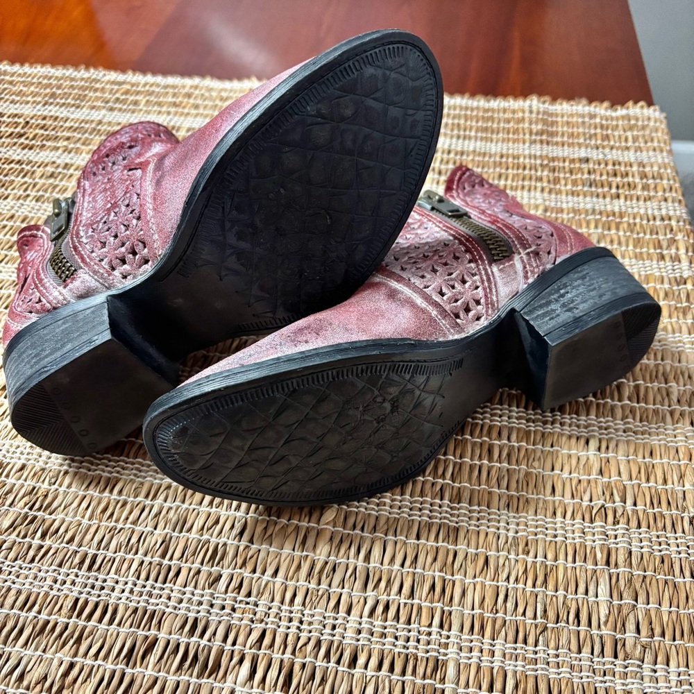 Circle G  Ankle Boots with Cutout Design - Picture 3 of 7